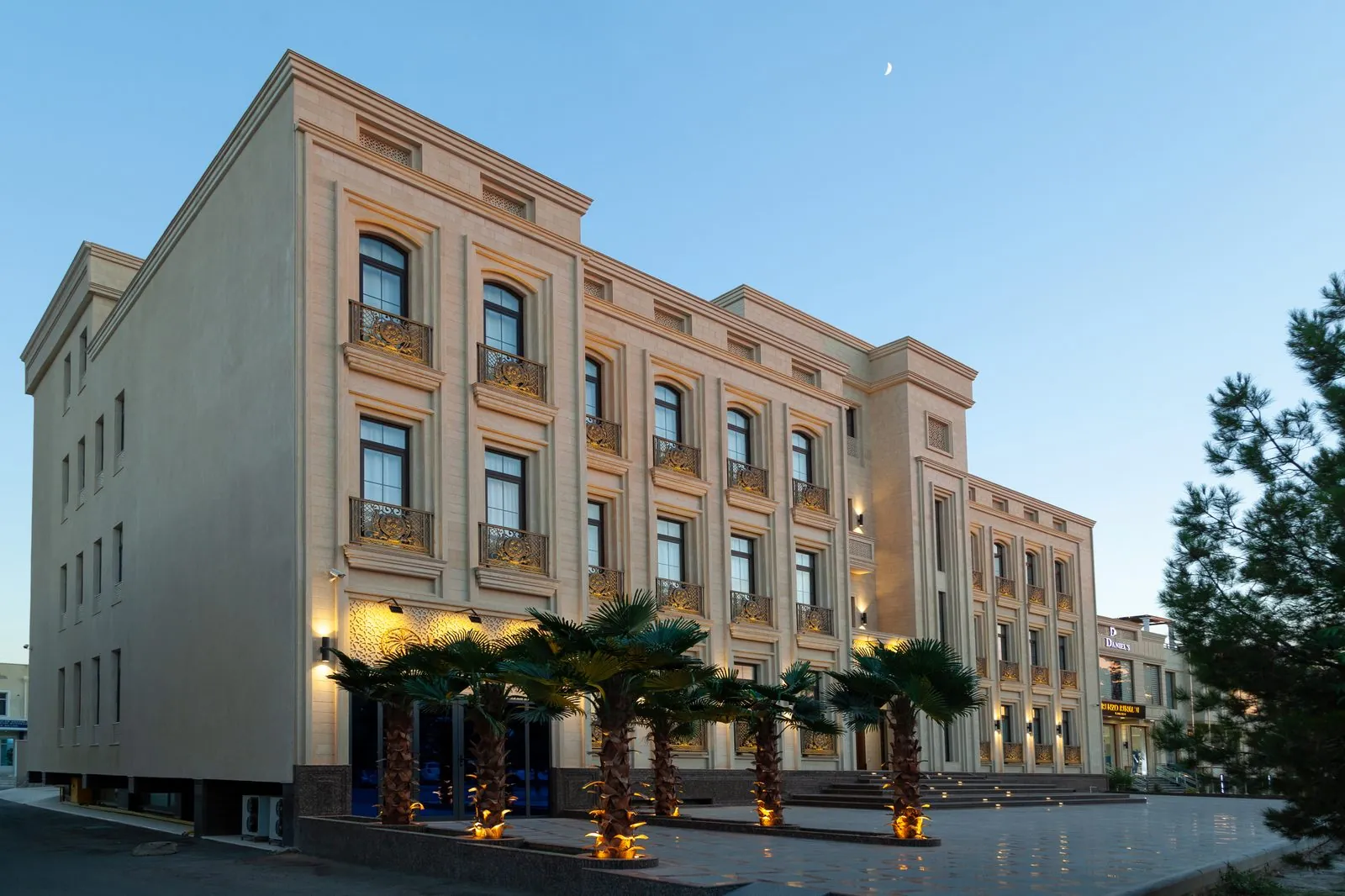 Paradise Plaza architecture